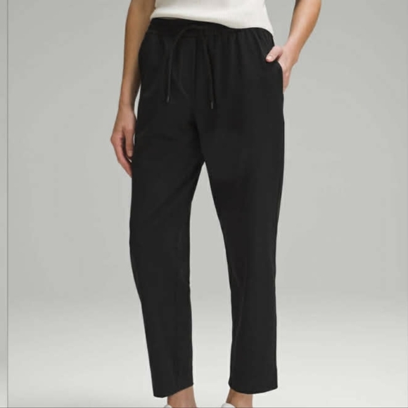 NWT Lululemon Tapered-Leg Mid-Rise Pant- Medium - Picture 5 of 6